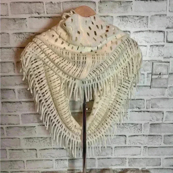 Cream colored infinity scarf with cutouts and fringe excellent new condition - Picture 3 of 3